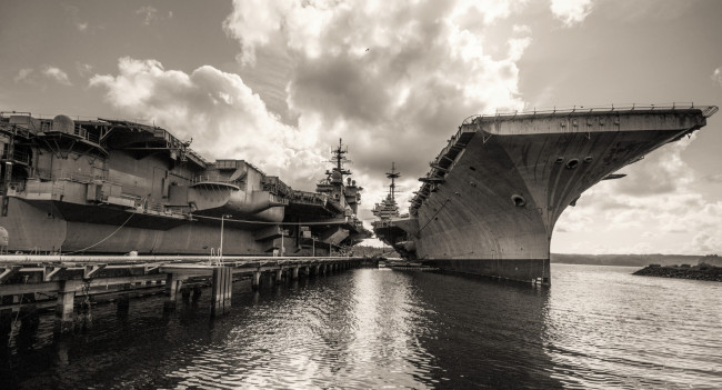 Обои картинки фото uss kitty hawk, корабли, авианосцы,  вертолётоносцы, гавань