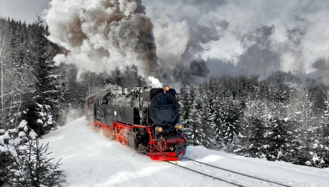 Обои картинки фото техника, паровозы, паровоз, железная, дорога, поворот, лес, деревья, горы, дым, снег, зима