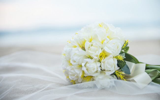 Обои картинки фото разное, ремесла,  поделки,  рукоделие, bouquets, roses, букет, белые, розы, свадьба