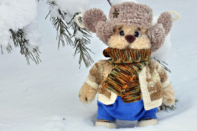 Обои картинки фото разное, игрушки, игрушка, снег, шапка, шарф, зима