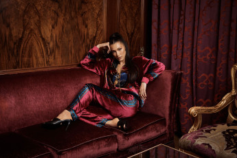 Картинка bella+hadid +versace+2019 девушки bella hadid versace 2019 модель интерьер комната