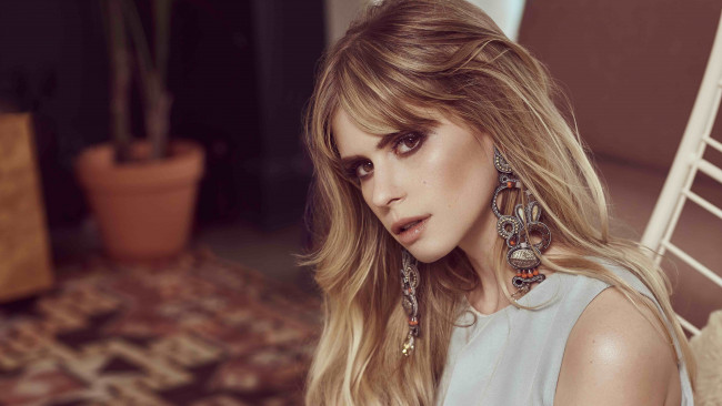 Обои картинки фото carlson young 2019, девушки, -unsort , лица,  портреты, carlson, young, знаменитости, серьги, блондинка