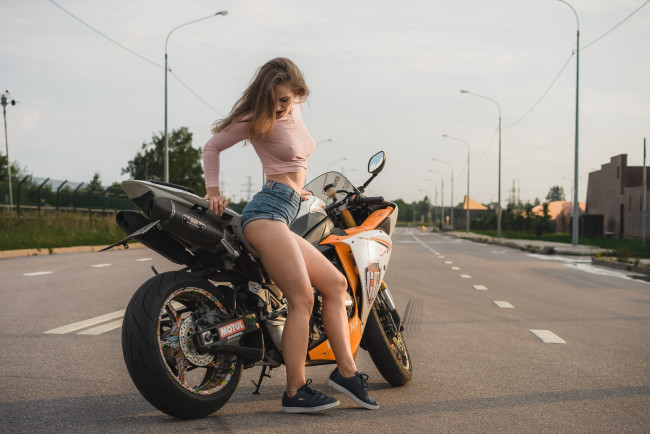 Обои картинки фото мотоциклы, мото с девушкой, мотоцикл, фон, взгляд, девушка