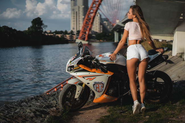 Обои картинки фото мотоциклы, мото с девушкой, взгляд, девушка, мотоцикл, фон