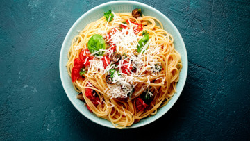 обоя еда, макароны,  макаронные блюда, спагетти, сыр, помидоры