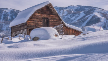 Картинка города -+здания +дома горы деревянный дом снег сугробы сосульки