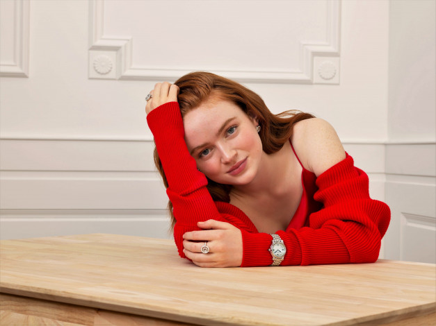 Обои картинки фото девушки, sadie sink, рыжая, свитер, часы, стол