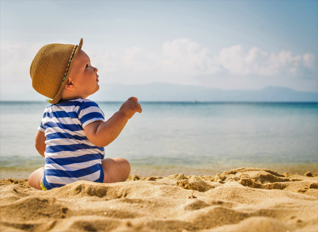 Обои картинки фото разное, дети, ребенок, шляпа, песок, море