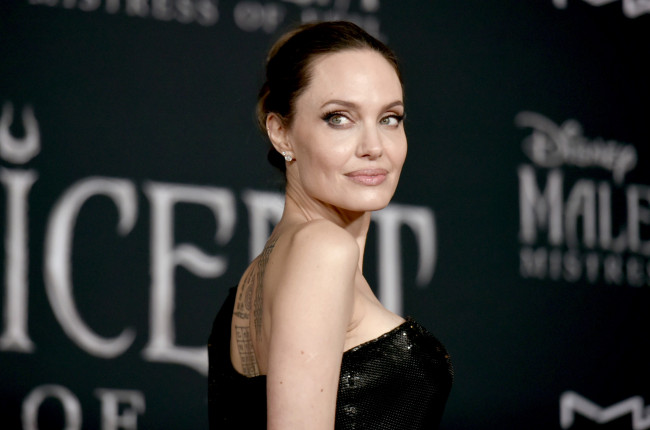 Обои картинки фото девушки, angelina jolie, актриса, лицо, наряд, тату