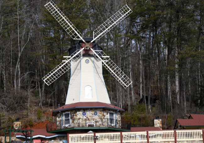 Обои картинки фото windmill at helen, georgia, usa, разное, мельницы, windmill, at, helen