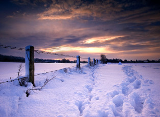 Картинка природа зима закат снег следы забор