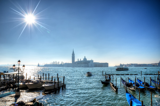 Обои картинки фото города, венеция , италия, гондолы, солнце
