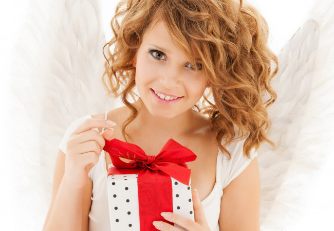 Обои картинки фото девушки, -unsort , рыжеволосые и другие, крылья, лицо, ангел, девушка, подарок, улыбка, волосы