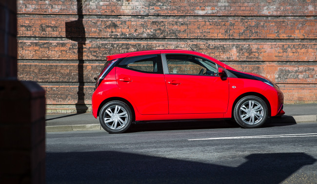 Обои картинки фото автомобили, toyota, aygo, x-wave, 5-door, uk-spec, 2015г, красный