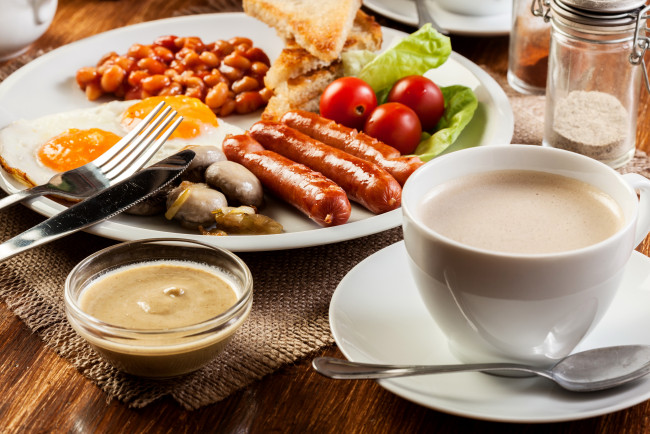 Обои картинки фото еда, натюрморт, завтрак, сосиски, помидоры, чашка, кофе, вилка, нож, горчица