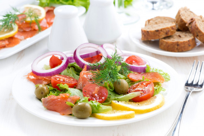 Обои картинки фото еда, салаты,  закуски, специи, оливки, семга, укроп, лимон, лук, салат, помидоры