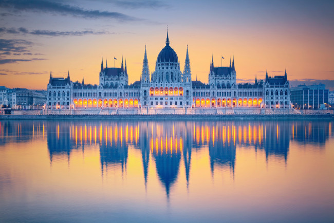 Обои картинки фото города, будапешт , венгрия, парламент, утро, отражение, город, будапешт