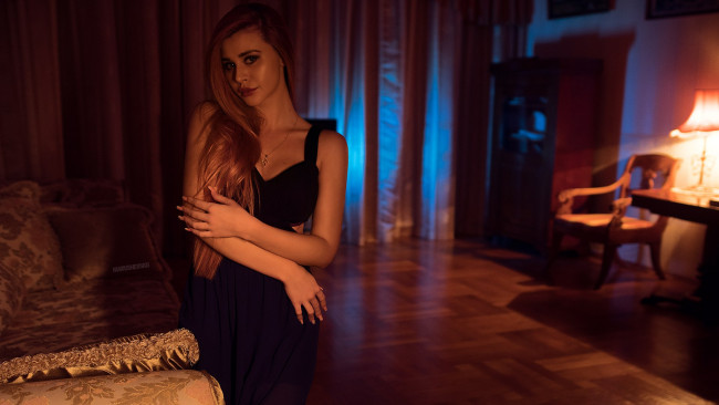 Обои картинки фото девушки, -unsort , рыжеволосые и другие, комната, модель, интерьер, igor, marushevskii, women, dark, room