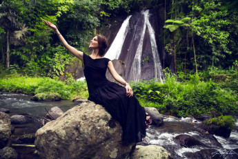 Картинка музыка сати+казанова певица платье камни водопад