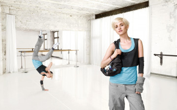Картинка девушки -+блондинки +светловолосые блондинка футболка штаны сумка танец зал