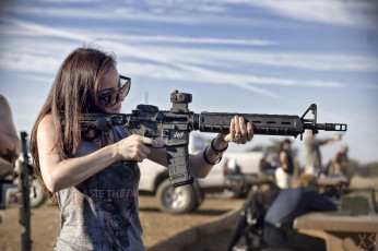 обоя девушки, - девушки с оружием, русая, майка, очки, оружие, стрельбище