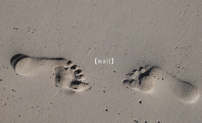 Обои картинки фото разное, руки,  ноги, следы, песок