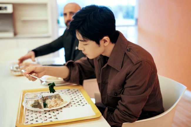 Обои картинки фото мужчины, xiao zhan, актер, еда, кафе