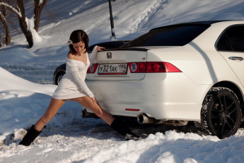 Картинка автомобили авто девушками снег брюнетка платье