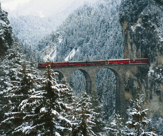Обои картинки фото швейцария, города, мосты, мост, ущелье, поезд, горы