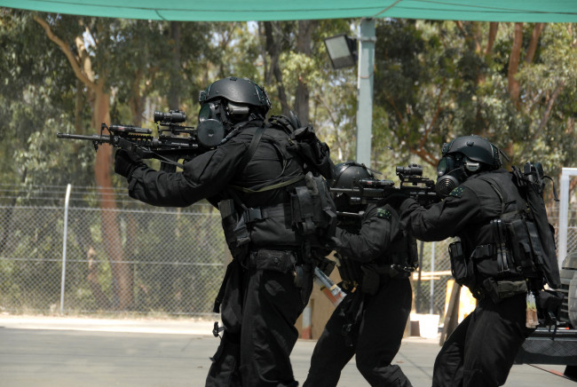 Обои картинки фото оружие, армия, спецназ, м, 16, противогазы