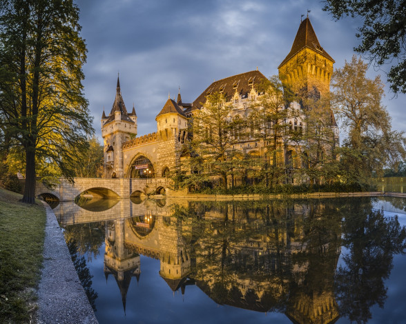 Обои картинки фото vajdahunyad, castle, budapest, hungary, города, будапешт, венгрия, отражение, вода, мост, замок, вайдахуняд