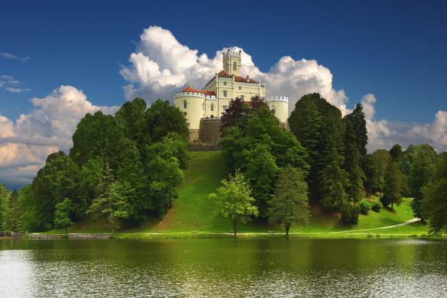 Обои картинки фото города, дворцы, замки, крепости, замок, деревья, река, холм, trakoscan castle, croatia