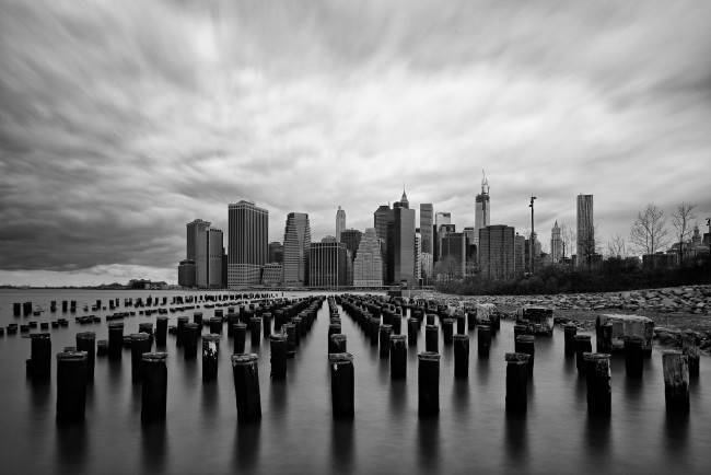 Обои картинки фото города, нью, йорк, сша, черно-белый, вода, небоскребы