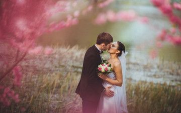 Картинка разное мужчина+женщина костюм природа букетик букет свадебное платье свадьба жених невеста пара поцелуй нежность цветочки цветы фата смокинг часы