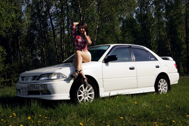 Обои картинки фото мария и toyota carina, автомобили, -авто с девушками, мария, women, with, cars, природа, седан, белый, toyota, carina