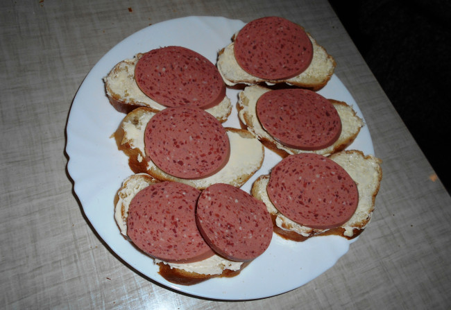 Обои картинки фото еда, бутерброды,  гамбургеры,  канапе, колбаса, хлеб