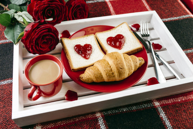 Обои картинки фото еда, хлеб,  выпечка, розы, джем, круассан