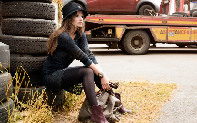 Обои картинки фото девушки, sabina thit, русая, шляпа, сумка, машина, шины
