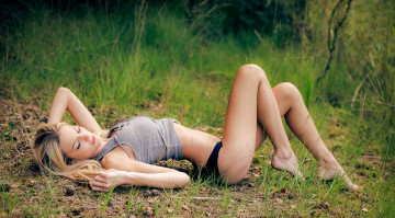 Картинка девушки -+блондинки +светловолосые луг трава поза блондинка топ