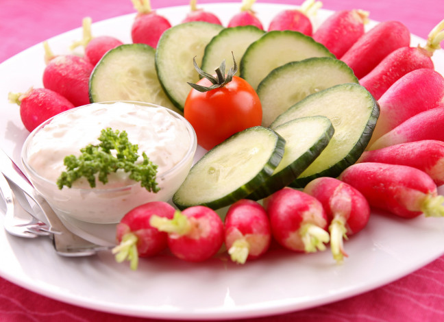 Обои картинки фото еда, овощи, редис, огурец, помидор, соус