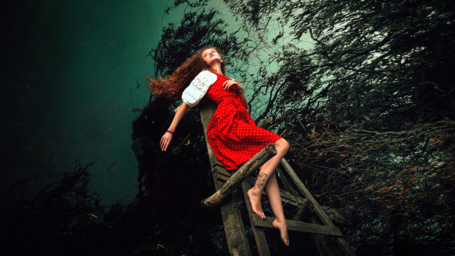 Обои картинки фото девушки, - рыжеволосые и разноцветные, рыжая, платье, тату, мостки, озеро