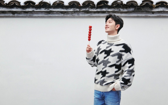 Обои картинки фото мужчины, xiao zhan, актер, свитер, конфета, крыша