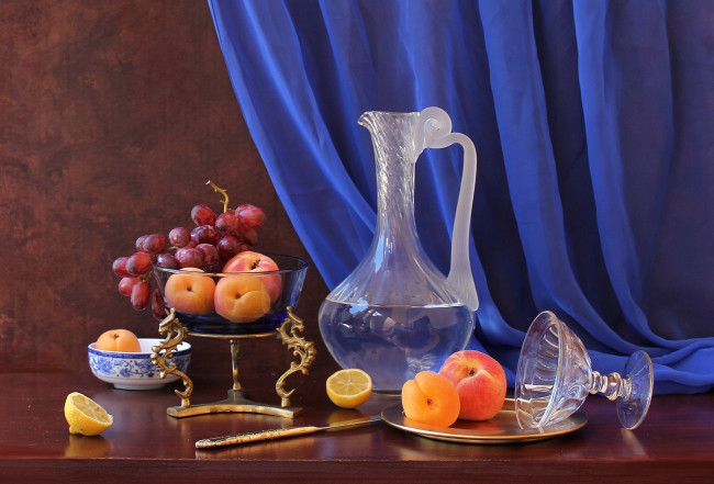 Обои картинки фото еда, натюрморт, абрикос, персик, лимон, виноград, графин