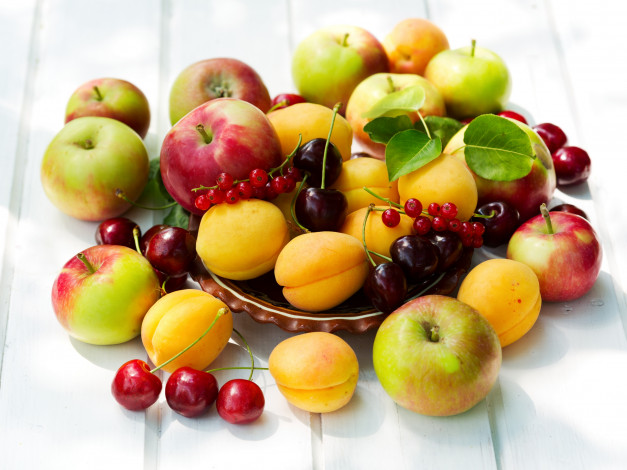 Обои картинки фото еда, фрукты,  ягоды, ягоды, плоды, яблоки, абрикосы, красная, смородина, черешня