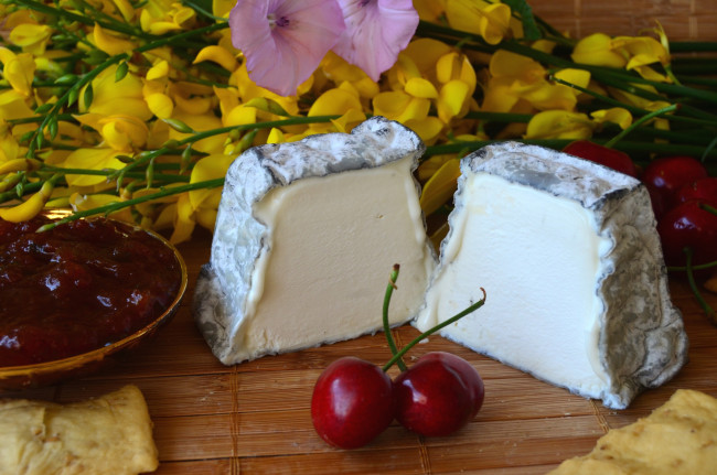 Обои картинки фото еда, сырные изделия, сыр, вишни