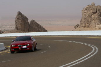 Картинка автомобили alfa+romeo скалы поворот трасса альфа ромео шоссе дорога красный
