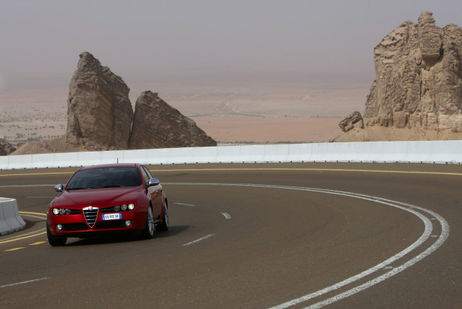 Обои картинки фото автомобили, alfa romeo, скалы, поворот, трасса, альфа, ромео, шоссе, дорога, красный