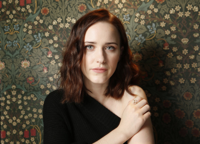 Обои картинки фото rachel brosnahan, девушки, rachel, brosnahan, свитер, шатенка, стена