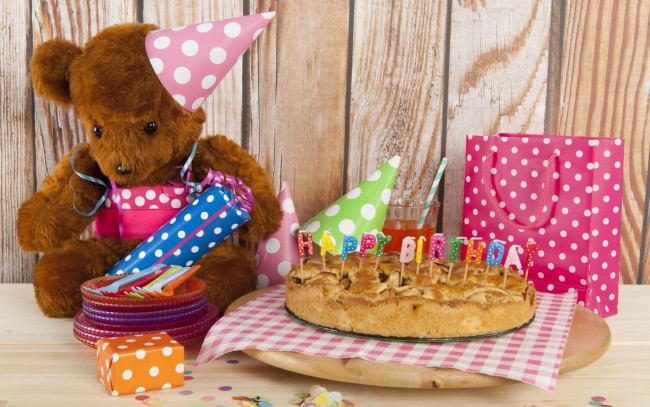 Обои картинки фото праздничные, день рождения, мишка, пирог, подарки