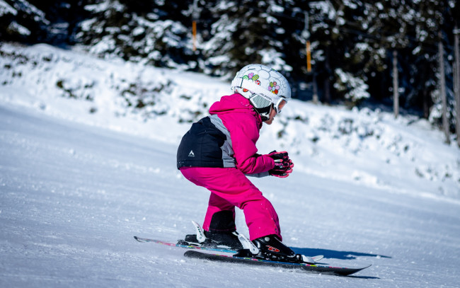 Обои картинки фото спорт, лыжный спорт, девочка, шлем, лыжи, склон, снег